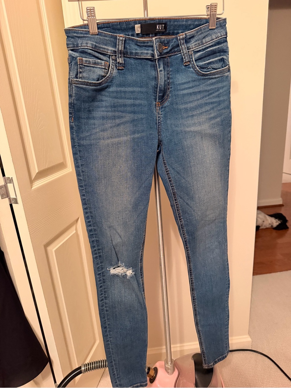 Kut from the Kloth Light Blue Skinny Jeans with Knee Distress